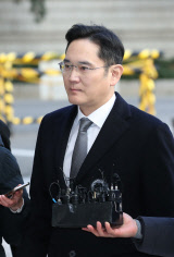 이재용 삼성전자 부회장이 지난 6일 오후 서울 서초동 서울고등법원에서 열린 국정농단 사건 파기환송심 속행 공판에 출석하고 있다. <연합뉴스>